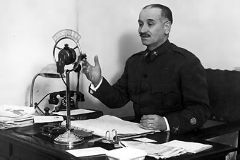 General Queipo de Llano, emitiendo desde la radio en Sevilla. Utiliz las ondas como forma de propaganda poltica