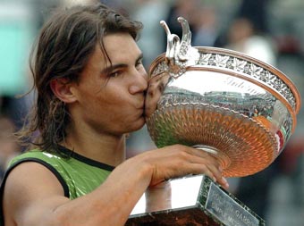 http://www.biografiasyvidas.com/reportaje/rafael_nadal/fotos/rolandgarros2005.jpg