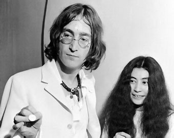 John Lennon junto a Yoko Ono